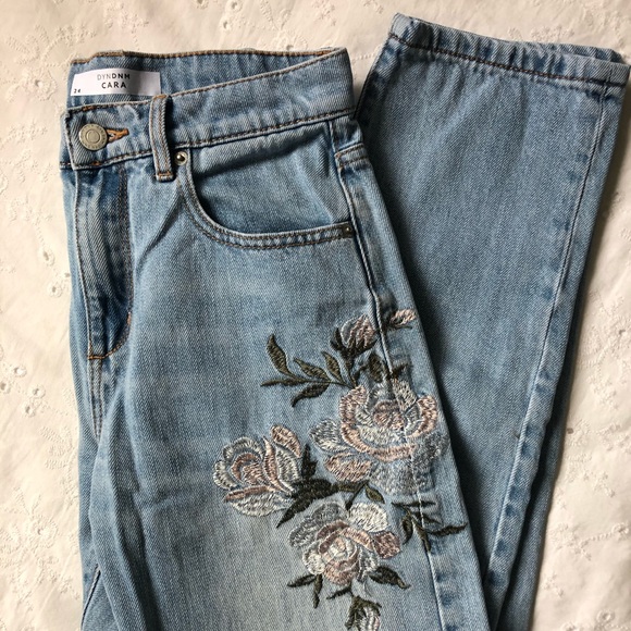 🌸GORGEOUS🌸 Embroidered Mom Jeans - Picture 4 of 6